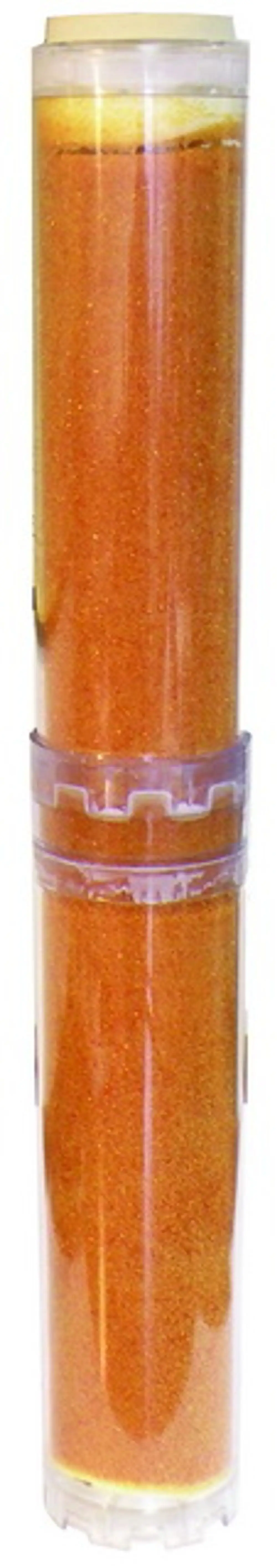 Transparente Kartusche mit orangem Inhalt, möglicherweise für einen Enthärtungsprozess, hergestellt von IMI Hydronic Engineering.